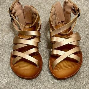 Elegant Gold Blowfish Sandals
